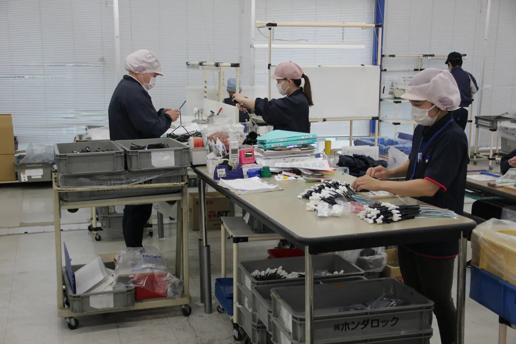 【部品の組立・箱詰めのお仕事について】 自動車部品の組立や検査、箱詰めなど、マニュアルに沿って進めるシンプルな作業です。冷暖房完備の明るい工場で、黙々と作業に集中できます