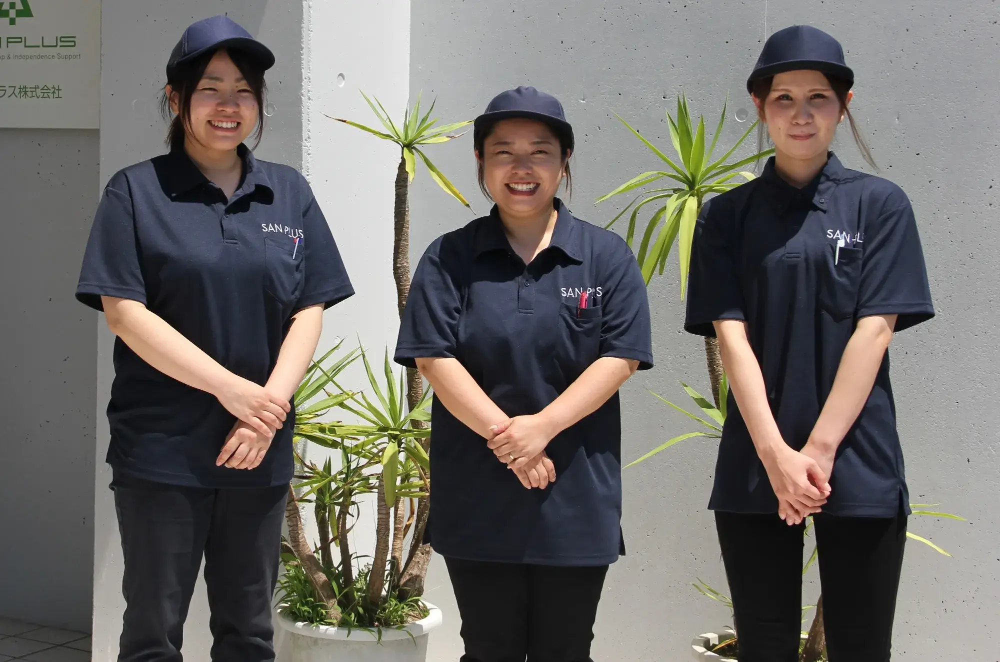 【支援員さん紹介】 明るく話しやすい女性支援員が3名在籍しています。体調や悩みごとも気軽に相談できる雰囲気で、利用者さんの笑顔を引き出すことを大切にしています。