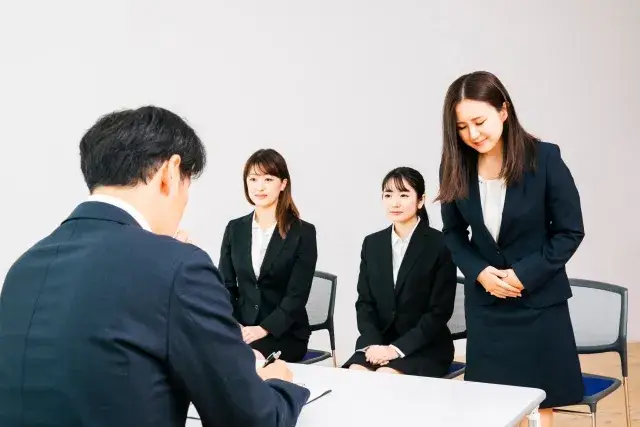 あいさつや言葉づかい、電話対応など、働くうえで欠かせない基本のマナーをやさしく学べます。実践練習をまじえながら、自分のペースで身につけられるので、初めての方でも安心して取
