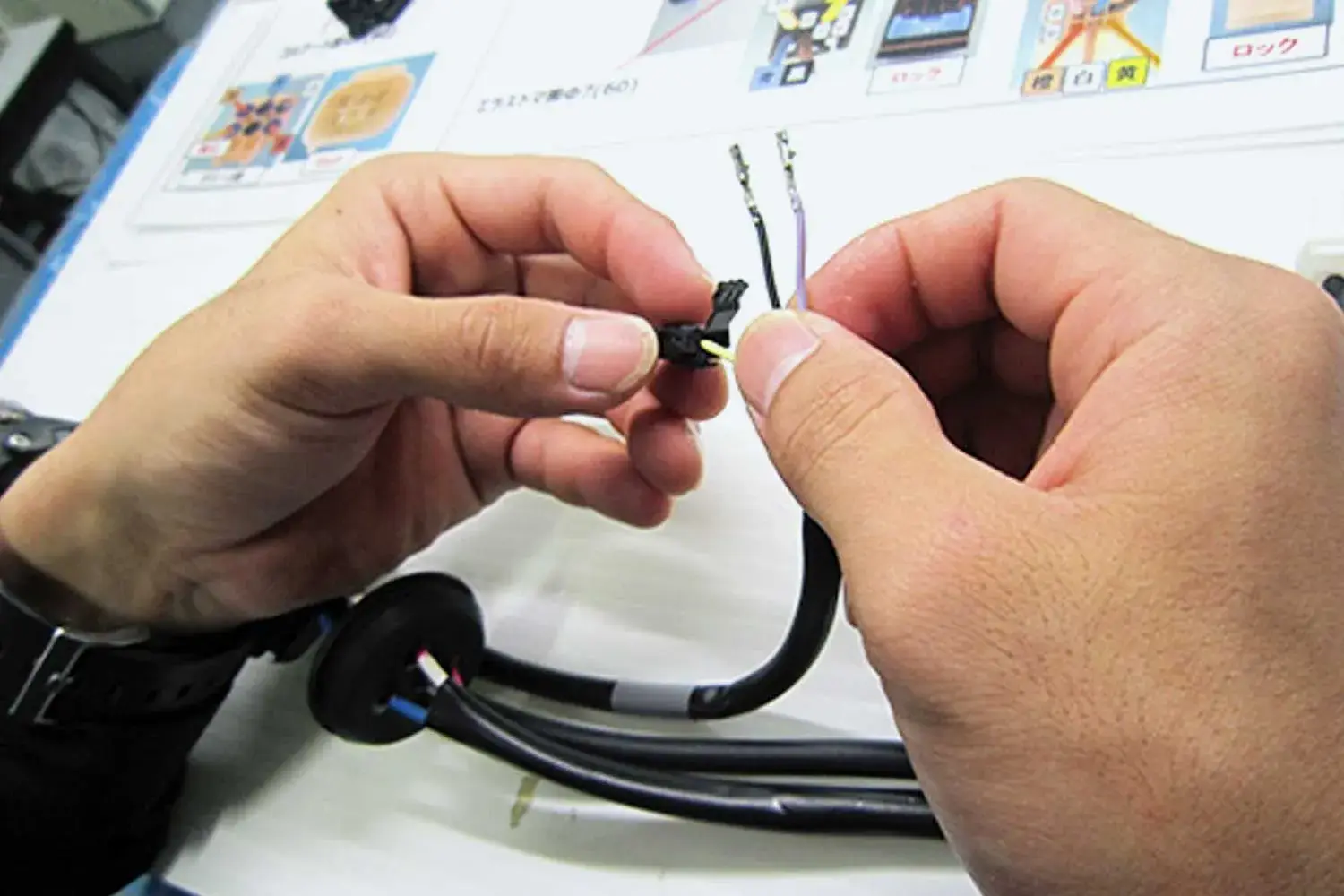 ◆カメラ部品組立　カメラに使われる小さな部品を順番に組み立てる軽作業です。座って行う作業が中心で、体力に不安のある方でも無理なく続けられます。正確さと丁寧さを大切にできる